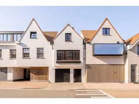 charmante maison non meublée avec garage  située dans le vie