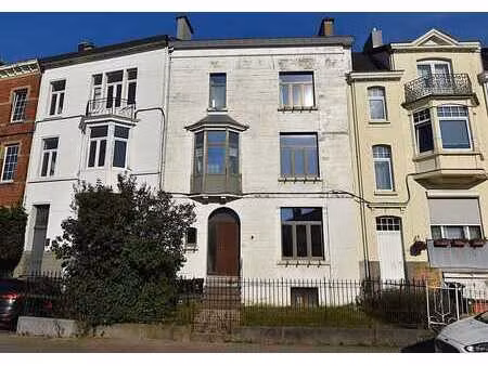 spacieuse maison bourgeoise à moderniser avec jardin