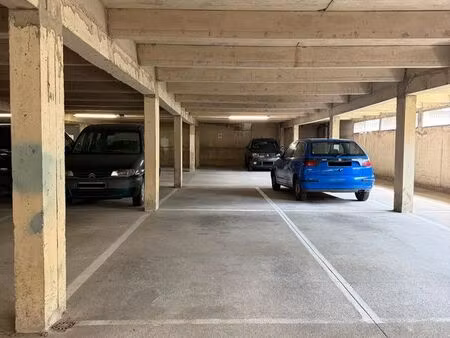 place de parking couverte et sécurisée en plein centre de lannion