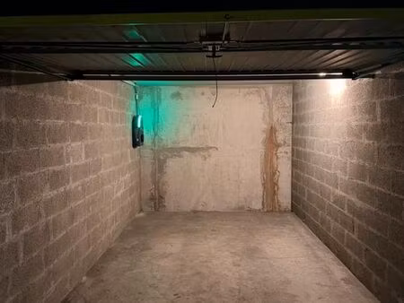 garage fermé  sécurisé - 15 m² – croix-rousse – borne recharge électrique 7 4 kw – serrure