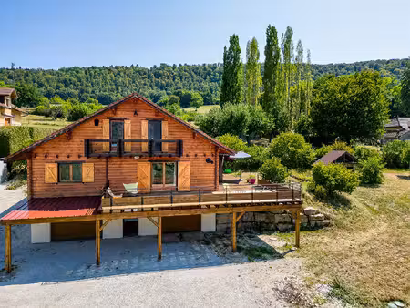 chalet avec terrasse et panorama sur la nature