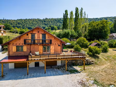 chalet avec terrasse et panorama sur la nature
