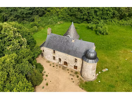 mayenne : manoir fortifié de 4 chambres avec dépendance  granges  boulangerie et enclos.