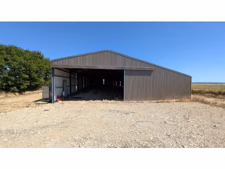 location local industriel 3000 m² à quins (12800)