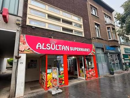 commercieel gelijkvloers 741m2 + appartement.