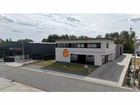 uniek kantoorgebouw te huur met magazijn
