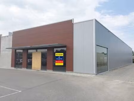 modern commercieel gebouw met gemeenschappelijke parking