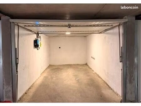 garage avec borne de recharge électrique