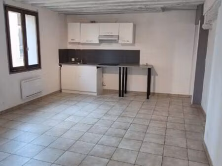 petit f3 de 50 m2 près quais de seine