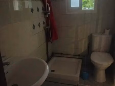 je le loue à 890 euros avec l'eau et edf compris