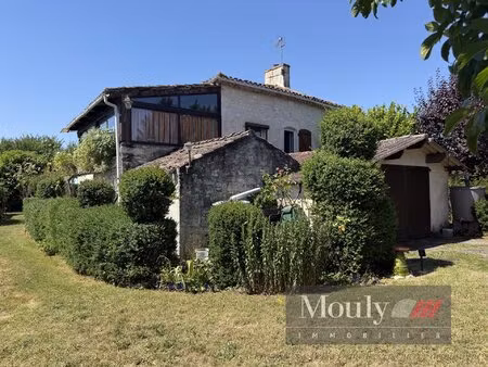 maison quercynoise avec veranda  dependances et beau jardin