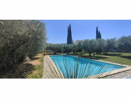 au cœur d’eygalières  superbe propriété en pierre avec dépendances et piscine