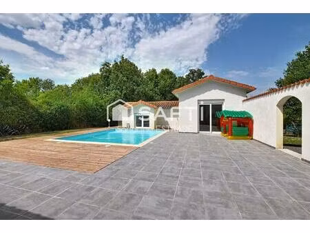 belle maison familiale avec piscine  dépendance et garages