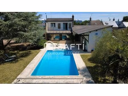 propriété d'exception avec piscine et tennis