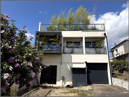 maison avec plusieurs garages  proche gare  parfaitement rénovée