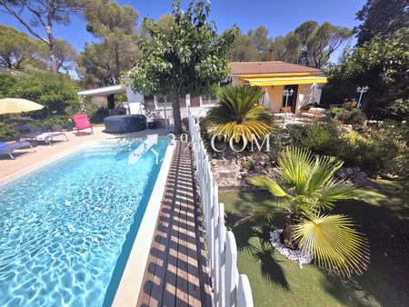 villa rénovée avec piscine au calme