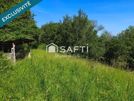 terrain constructible de 4 400 m2.