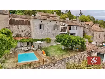 maison de village tout confort avec piscine et jardin.