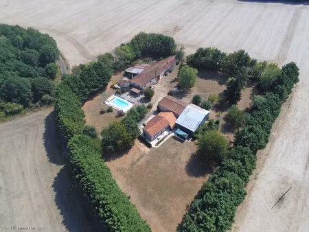 propriété de caractère sur 2 hectares avec deux gîtes  piscine et fort potentiel de dévelo