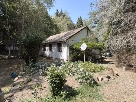 pavillon indépendant au bord d'un ruisseau  niché dans un cadre boisé paisible