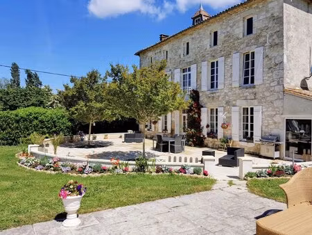 élégante maison de maître avec piscine chauffée et parc arboré