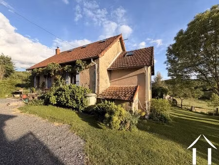 magnifique maison confortable située dans un petit hameau avec une grande grange en...