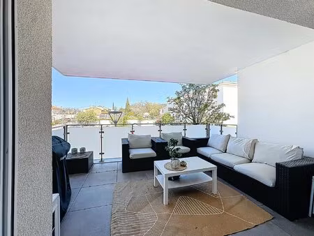 très beau t2 46m2 + terrasse de 13m2 et 2 places de stationnements