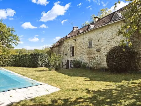 belle maison de caractère nichée dans la campagne bucolique de l’aveyron