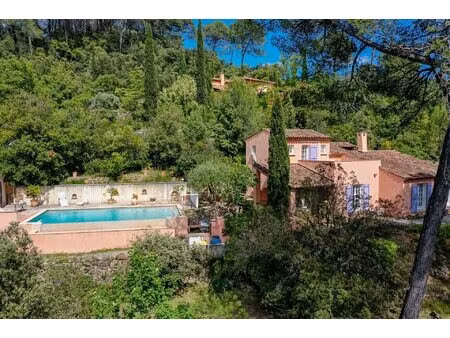 villa traditionnelle avec piscine et pool house sur 6000m2