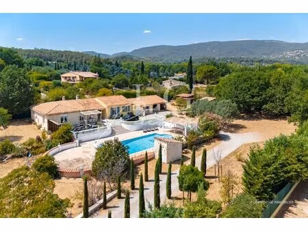 villa de plain-pied avec piscine avec 5 000 m² de terrain