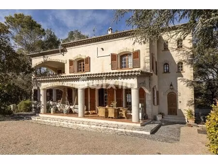 belle bastide provençale avec panorama