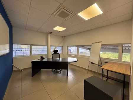 location locaux professionnels 3 pièces 70 m² à baie mahault (97122)  1 114 €