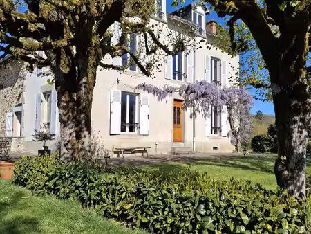 propriété de 239 m2  sur 2 5 ha de terres et bois.