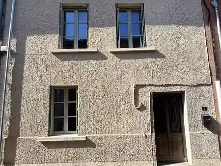 chalet confortable et de caractère dans un endroit pittoresque.