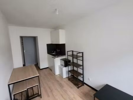 au centre ville un appartement type 2 meublé de 26 m² situé au 1er étage