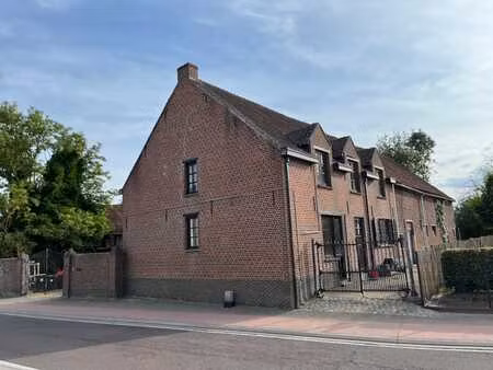 maison de caractère sur 2.404 m²  lotissement possible.