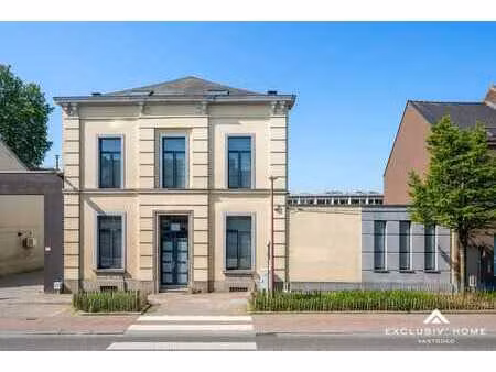 demeure de maître prestigieuse avec jardin et garage au cœur