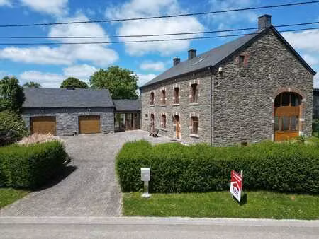 superbe villa en pierre naturelle avec piscine intérieure.