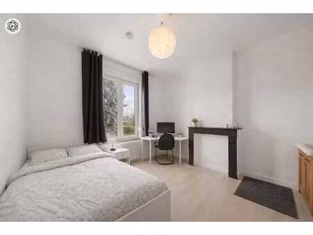 chambre meublée lit double. chwapi