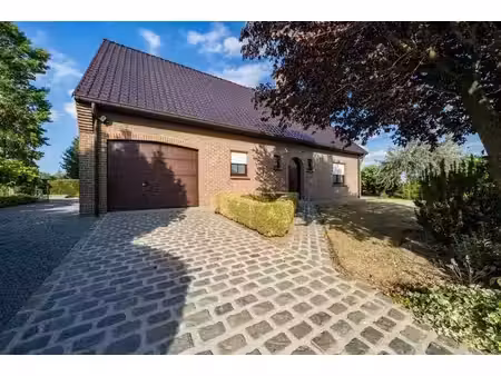villa 4 façades située au calme dans un clos.