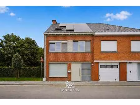 spacieuse maison familiale semi-mitoyenne avec dépendance