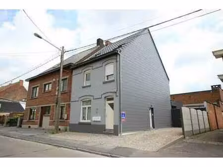bel appartement 1 ch sis au rez-de-chaussée avec jolie cour