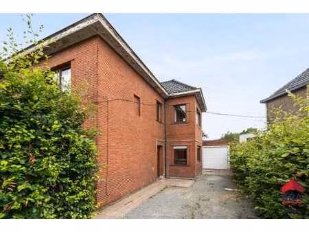 maison spacieuse à rafraîchir avec 5 chambres et garage