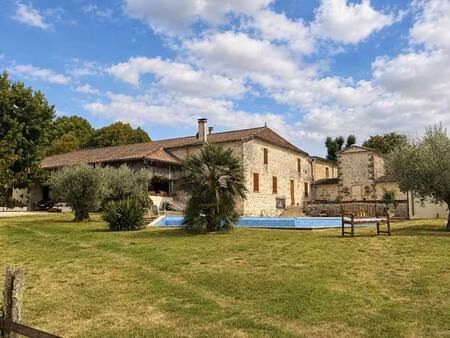 ancienne grange rénovée avec gîte  grande piscine et vue panoramique