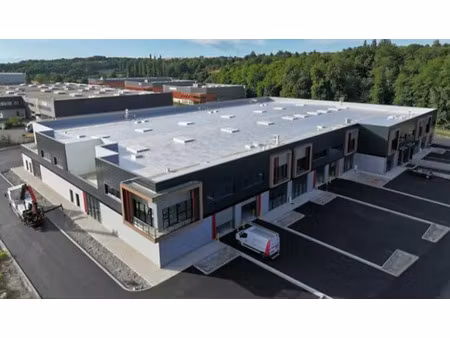 location commerce 5608 m² à saint-laurent-de-mure (69720)