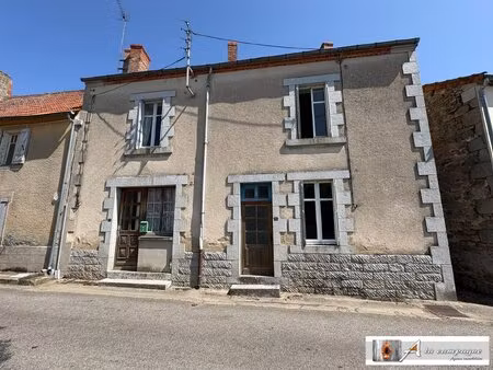 bâtiment composé de deux petites habitations de bourg avec jar