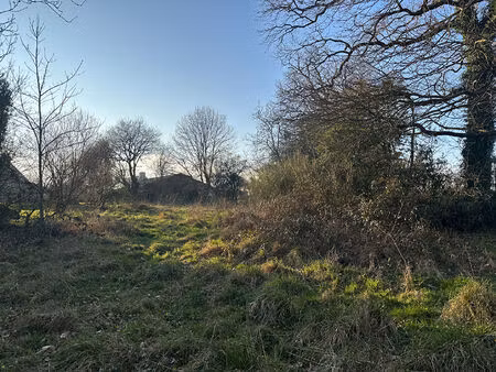 terrain constructible de 800 m² à larré  en campagne