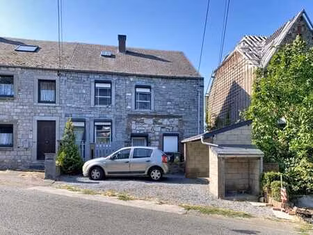 maison 3 façades en pierres avec jardin
