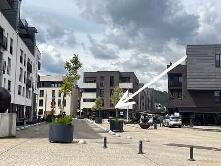 local commercial idéalement situé en plein cœur d’andenne –