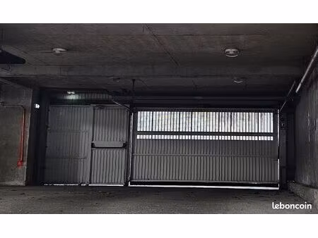 une place dans garage électrifié très sécurisé idéal pour ranger votre deux roues